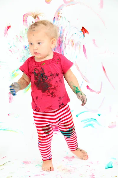 Маленький художник - маленькая девочка, рисующая красками — стоковое фото