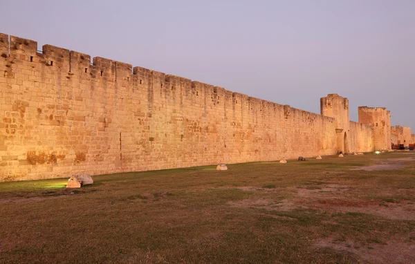 Wallen van de middeleeuwse stad aigues-mortes, Frankrijk — Stockfoto