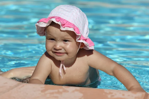Cute toddler girl at the swimming pool — Stock Photo, Image