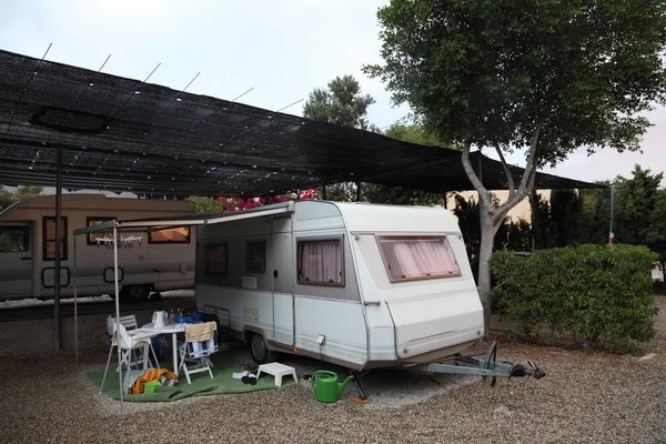 Casa móvel europeia em um local de acampamento — Fotografia de Stock