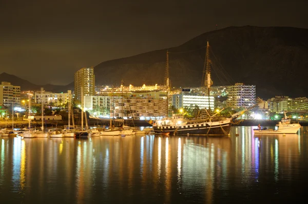 Los cristianos in der Nacht. Kanarische Insel Teneriffa, Spanien — Stockfoto