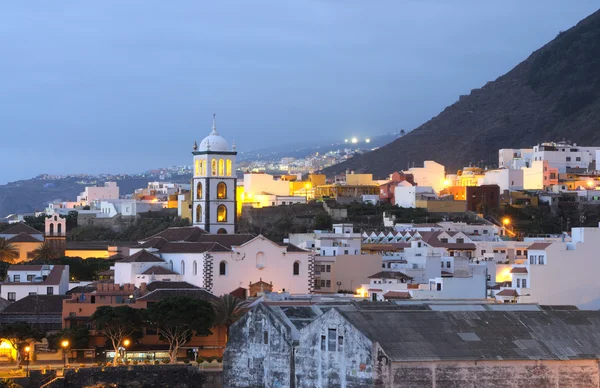 Staden garachico i skymningen. Canary ön Teneriffa, Spanien — Stockfoto
