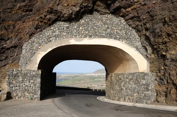Tunnel dans une montagne. Tenerife, Espagne — Photo