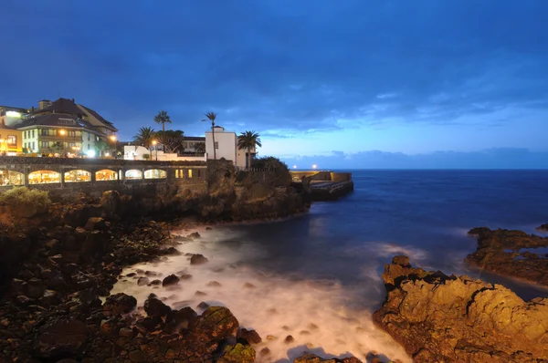 Puerto de la Cruz por la noche. Islas Canarias Tenerife, España — Foto de Stock