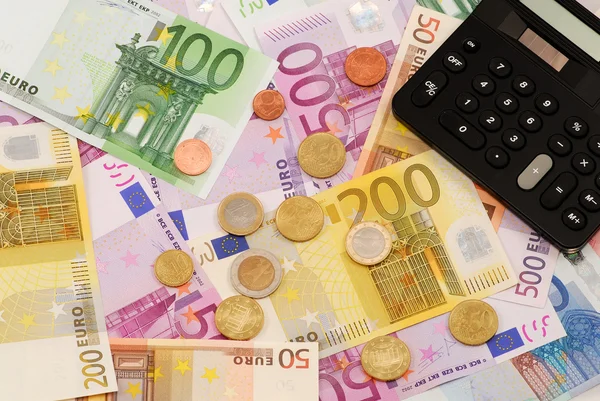 Fondo de dinero en euros con billetes, monedas y calculadora — Foto de Stock