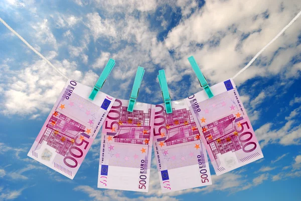 Vijf honderd eurobiljetten op de waslijn drogen — Stockfoto