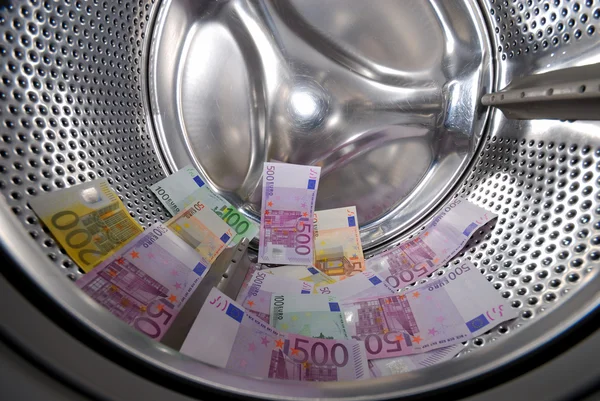 Lavagem de dinheiro na máquina de lavar roupa — Fotografia de Stock