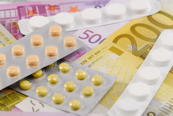 Pilules sur la monnaie européenne. Concept de médication d'une économie blessée, ou co — Photo
