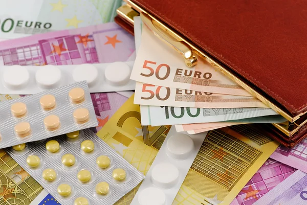 Pilules sur la monnaie européenne. Concept du coût des médicaments — Photo
