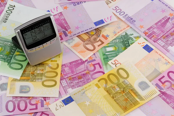 Tijd is geld concept met Europese bankbiljetten — Stockfoto