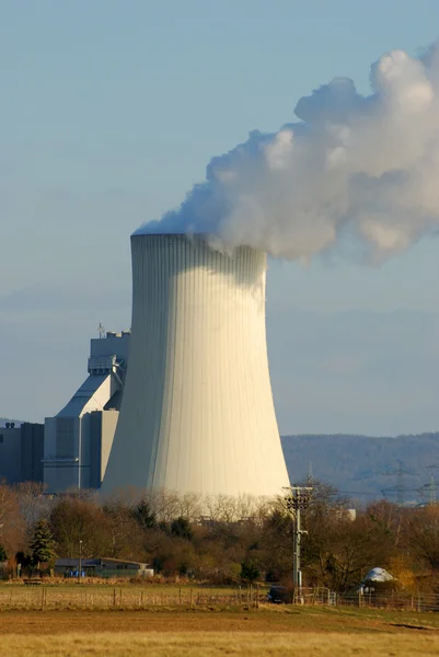 Kühlturm eines Atomkraftwerks — Stockfoto