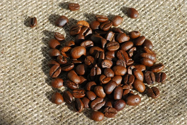 Kaffeebohnen auf braunem Klecks — Stockfoto