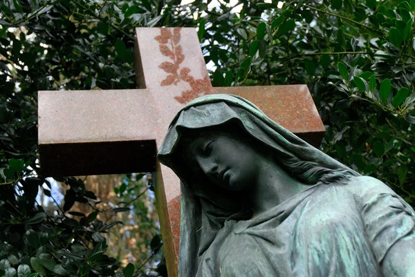 Statue einer Frau auf einem Friedhof — Stockfoto