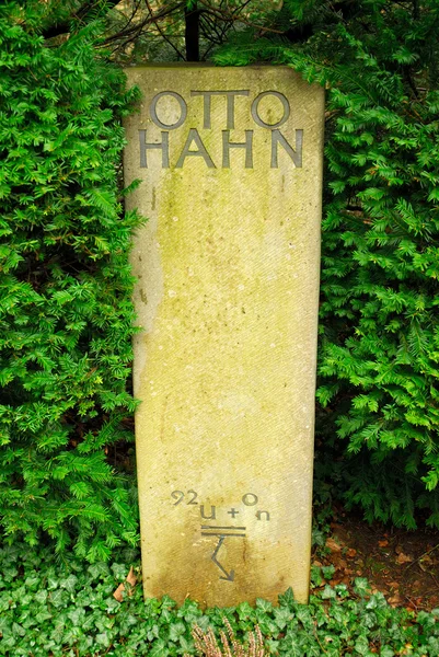 Gravestone do famoso médico Otto Hahn — Fotografia de Stock