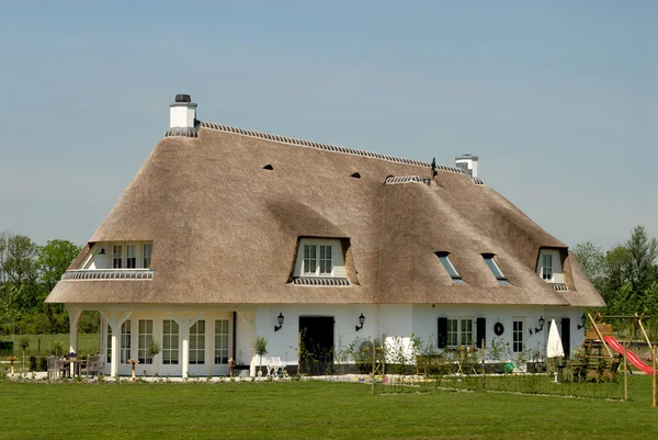 Traditionelles Ferienhaus mit Reetdach in den Niederlanden — Stockfoto