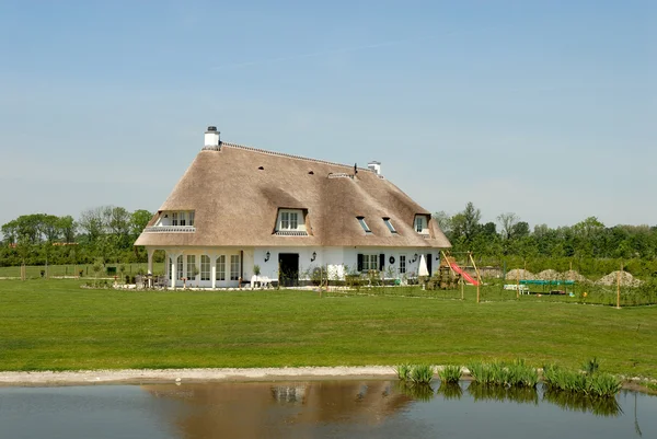 Cottage tradizionale con tetto di paglia nei Paesi Bassi — Foto Stock