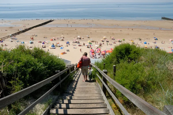 Escalier menant à la plage aux Pays-Bas — Photo