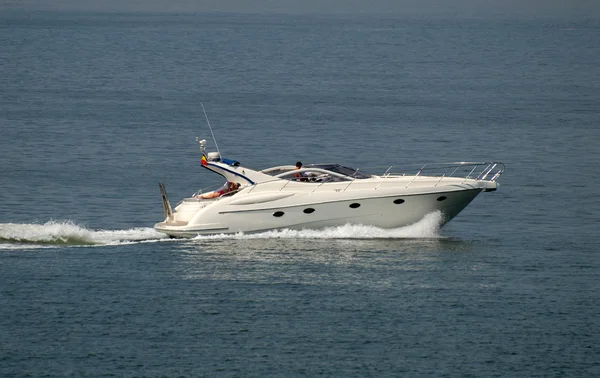 Luxusní motorový člun na moři — Stock fotografie