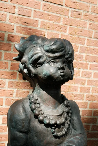 Statue d'une jeune fille — Photo