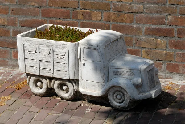 Vrachtwagen als plantenbak — Stockfoto