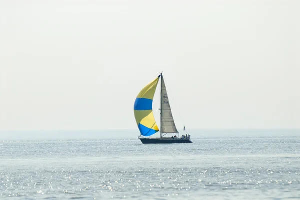 Вітрильна яхта в морі — стокове фото