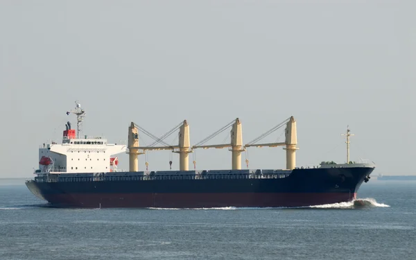 Navio de carga na costa holandesa — Fotografia de Stock