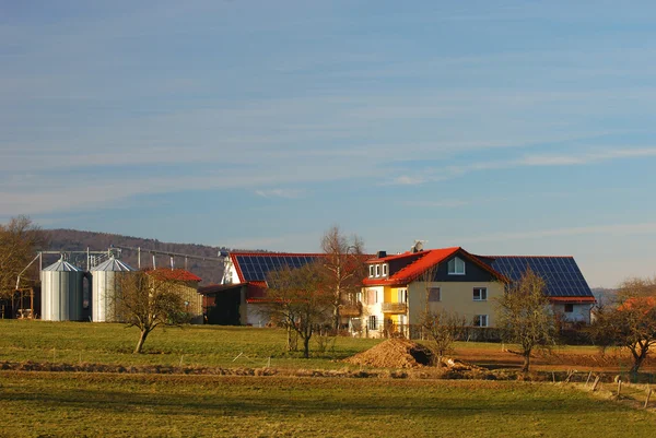 农舍与屋顶上的太阳能电池板 — 图库照片