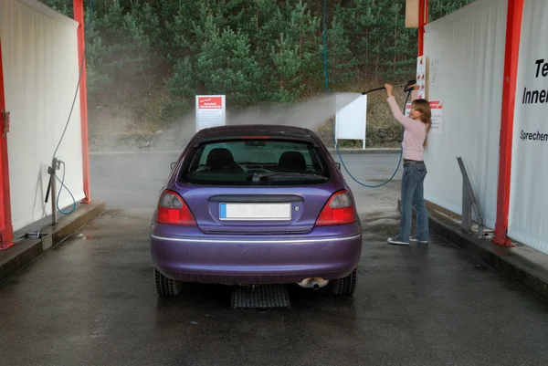 Mulher lavando seu carro — Fotografia de Stock