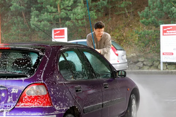 Uomo che lava la sua auto — Foto Stock