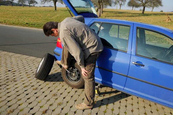 Mudando um pneu na estrada — Fotografia de Stock