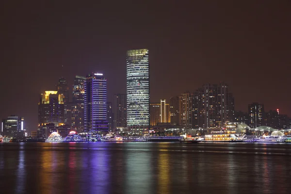 Skyline de Xangai e Rio Huangpu à noite, China — Fotografia de Stock