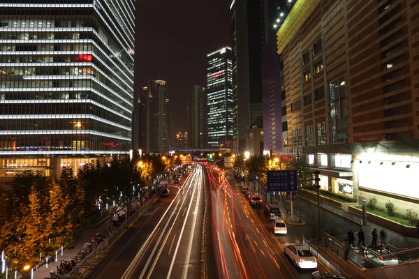 Улица в Пудуне ночью, Шанхай Китай — стоковое фото
