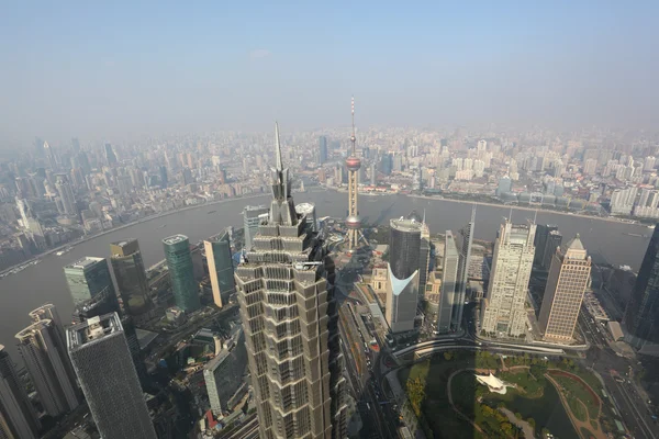 Шанхай сверху. Взгляд из Всемирного финансового центра Шанхая, Китай — стоковое фото