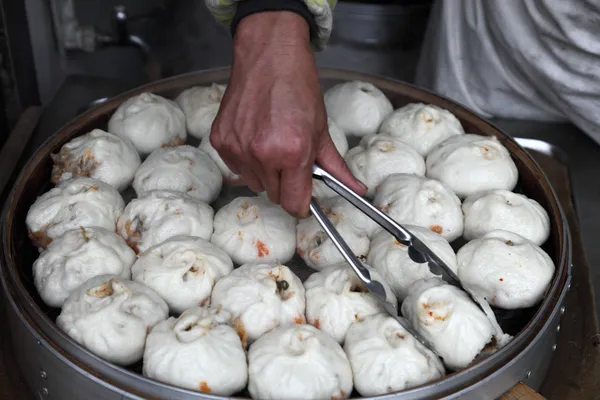 Tradicional chinês steamed bun seller em Shanghai, China — Fotografia de Stock