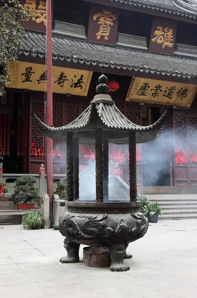 Bruciatore di incenso al Tempio di Buddha di Giada a Shanghai, Cina — Foto Stock
