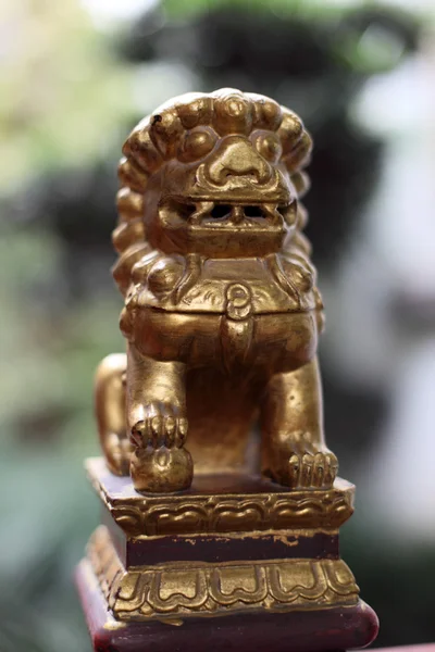 Leeuw standbeeld in boeddhistische tempel in shanghai, china — Stockfoto