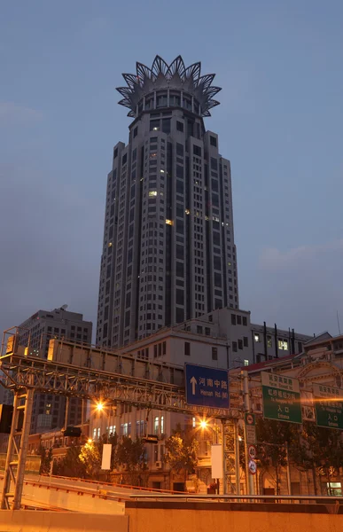 Highrise building of the WestIn Hotel with crown on top in Shanghai, China — Stock Photo, Image