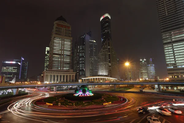 Roundabout at Oriental Pearl Tower in Pudong, Shanghai. — Stock Photo, Image