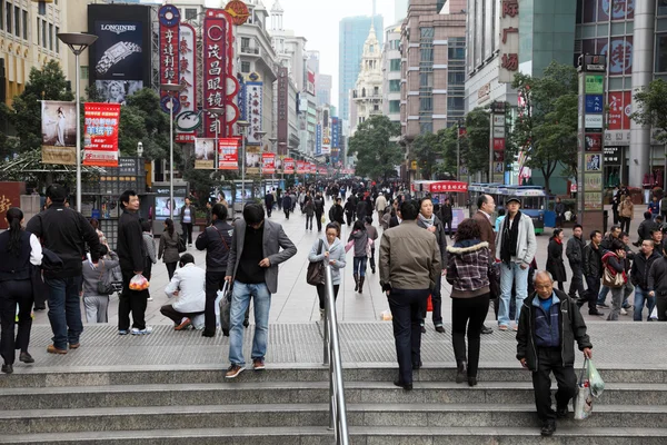 在南京上海路中的，中国的购物区. — 图库照片