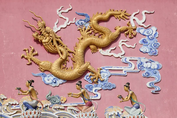 Colorida decoración de dragón chino en la pared — Foto de Stock
