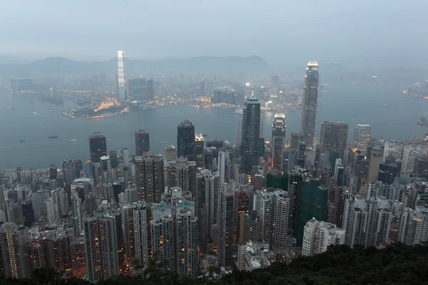 香港在黄昏。从太平山顶查看 — 图库照片