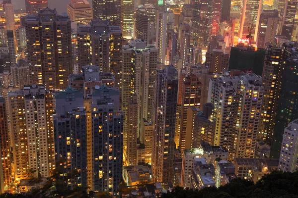 Vista aérea sobre edifícios de arranha-céus à noite — Fotografia de Stock