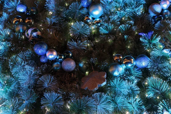 Detalhe tiro de árvore de Natal lindamente decorado — Fotografia de Stock