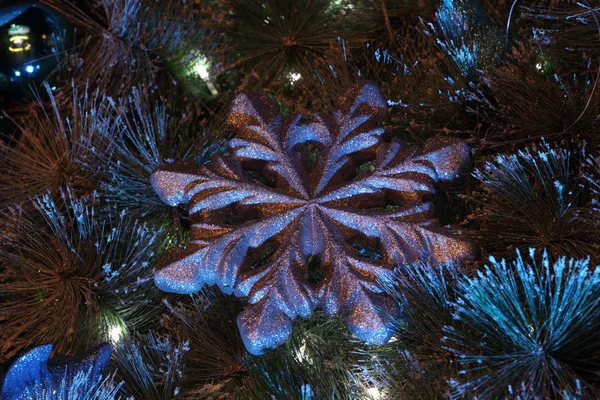 Detalhe tiro de árvore de Natal decorada — Fotografia de Stock