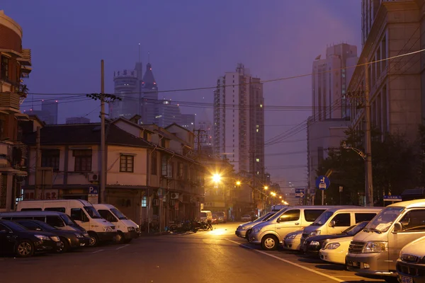 Rua à noite em Xangai, China. Foto tirada em 16 de novembro de 2010 — Fotografia de Stock