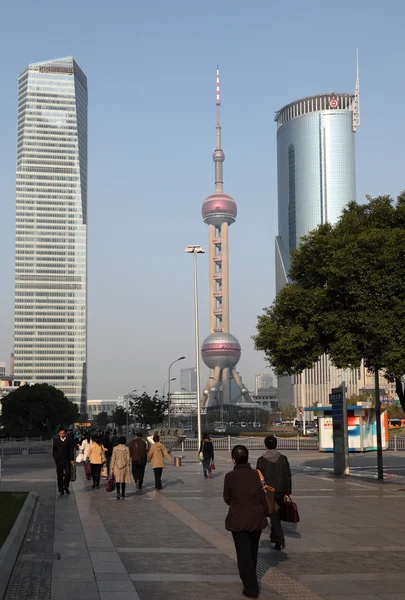 Scena di strada a Pudong. Oriental Pearl Tower sullo sfondo . — Foto Stock