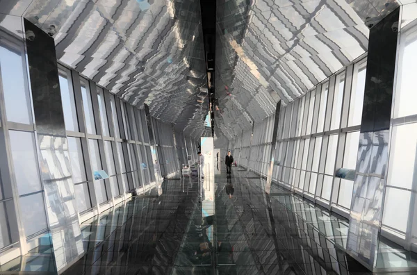 Наблюдательная платформа Шанхайского мирового финансового центра (SWFC) ) — стоковое фото