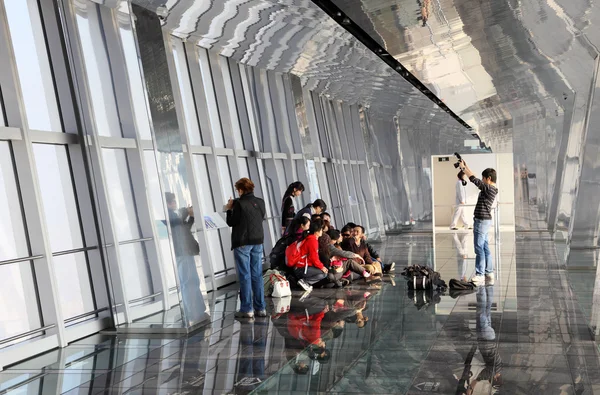Touristes à l'intérieur du Pont d'Observation du Centre Financier Mondial de Shanghai — Photo