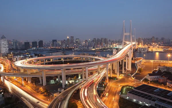 Puente Nanpu por la noche. Shanghái, China — Foto de Stock