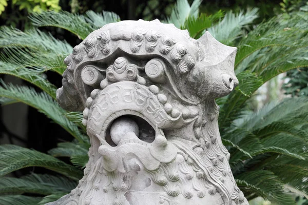 Leeuw standbeeld in chinese tuin — Stockfoto